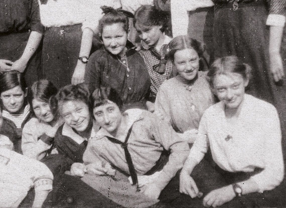 Aachen, 1915: Klassenfoto der Abgangsklasse (I) der Viktoriaschule (Ausschnitt). Edith Holländer (1900-1945) Mitte unten.